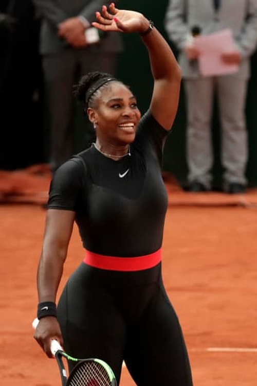 "Black Panther"den esinlenilerek tasarlanan kedi kıyafetini Serena Williams Fransa'da düzenlenen tenis turnuvasında giymişti. Bu kostüm yasaklanınca tepki olarak Amerika'da düzenlenen turnuvada bu efsane tütüyü giydi.