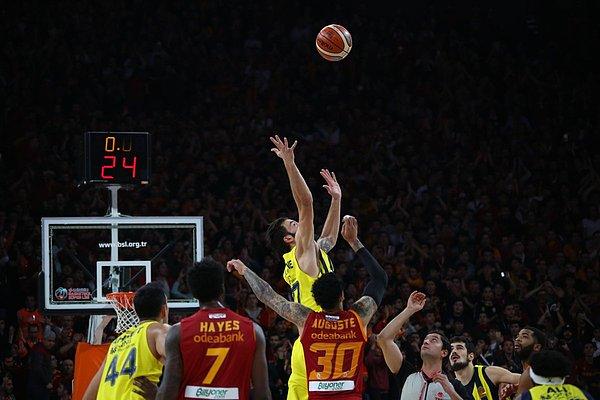 Karşılaşmaya iki ekip de sert savunma yaparak başladı. Arka arkaya üç sayılık basketler bulan Galatasaray, 5. dakikayı 13-4 üstün geçti. Dış atışlardan bulduğu basketlerle üstünlüğü sürdüren sarı-kırmızılılar, ilk çeyreği 25-16 önde tamamladı.