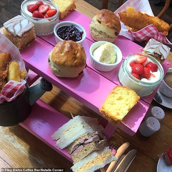 Yorkshire'da bulunan Filey Bistro and Coffee Bar, yiyecekleri genellikle mini bir piknik masasın üzerinde getiriyor.