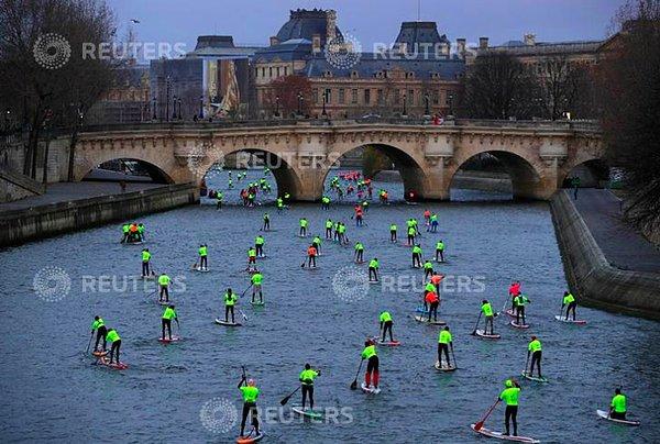 Ancak fotoğrafların Fransa’nın başkenti Paris’teki Seine Nehri üzerindeki “Sarı Yelekliler” tarafından düzenlenen bir eylemi gösterdiği iddiası doğru değil. Fotoğraflar, Uluslararası Yat Fuarı’nın (Nautic de Paris) açılışında Seine Nehri’nin üzerinde geleneksel olarak düzenlenen kürek çekme yarışına katılanları gösteriyor.