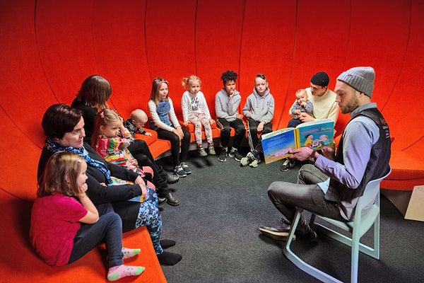 Библиотека включает в себя множество книг и других материалов для детей, места проведения мероприятий, комнату прослушивания историй, а также специальное помещение по уходу за детьми.