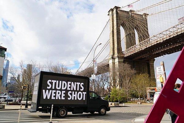 10. Jenny Holzer'ın billboard kamyonları