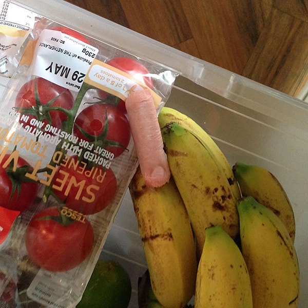 10. Нет, это не палец. Это всего лишь сосиска.