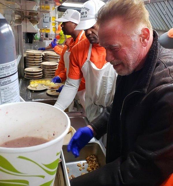 2. "Bir arkadaşım itfaiyede yangın bölgesinde çalışıyor. Arnold Schwarzenegger kahvaltı hazırlamalarına yardım etmeye gelmiş."