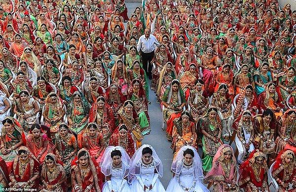 Tören, geçtiğimiz 8 yıl içerisinde 3000'den fazla kadını evlendiren bir iş adamı tarafından finanse edildi.