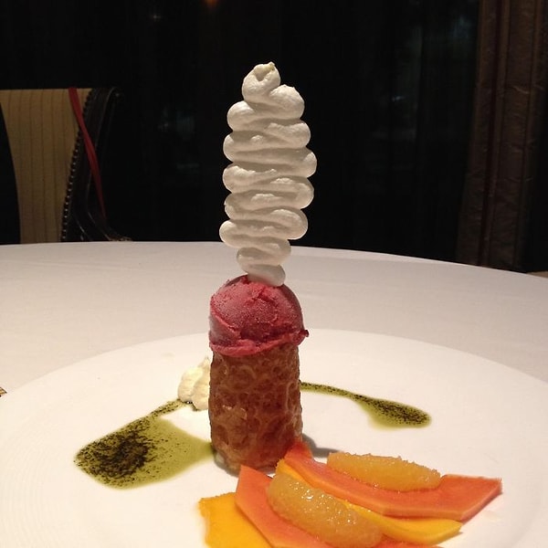 19. "Официант улыбнулся, когда мы заказали десерт. Теперь я знаю, почему"