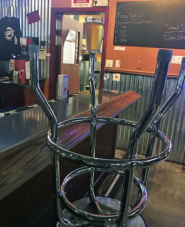 17. "Мой друг был груб с барменом, и каждый раз когда он выходил покурить, его ожидало вот это"