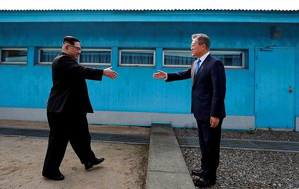 2. Kore Yarımadası'nda barış umutlarını yeşerten kare: Sınırda el sıkışan Güney Kore ve Kuzey Kore liderleri