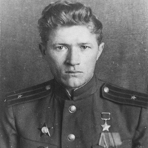 12 Eylül 1919'da küçük bir köyde dünyaya gelen Ivan Sidorenko, okul yıllarında sanata meraklı bir öğrenciydi. Liseyi bırakıp Penza Sanat Koleji'ne giren Sidorenko, II. Dünya Savaşı patlak verince soluğu Kızıl Ordu'da almıştı.