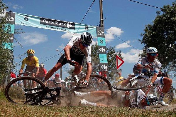 16. Chris Froome'un Fransa Bisiklet Turu'nda yaptığı kaza.