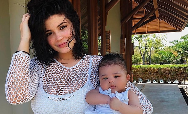 2. В феврале мамой стала младшая из звездной семьи - Кайли Дженнер. Она родила дочку Сторми от рэпера Трэвиса Скотта.