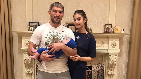 12. В конце лета у дочери актрисы Веры Глаголевой Анастасии Шубской и хоккеиста Александра Овечкина родился сын Сергей.