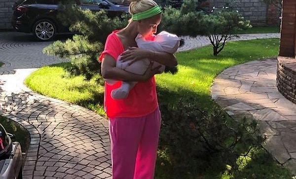 18. Телеведущая Лера Кудрявцева в этом году стала и мамой, и бабушкой. Весной у ее сына родился наследник. А уже в августе сама Лера подарила мужу хоккеисту Игорю Макарову дочку Марию.