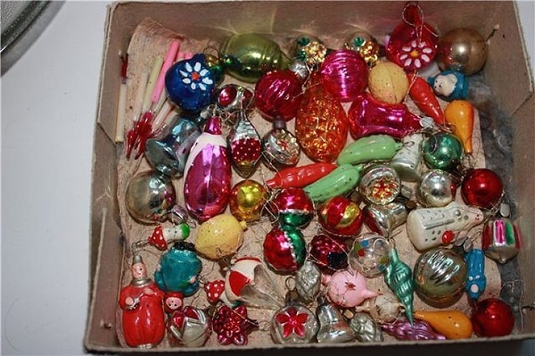 6. А дальше самое волнительное - наряжать елку! Вы тоже помните тот особенный шум елочных игрушек, когда их доставали из коробки?