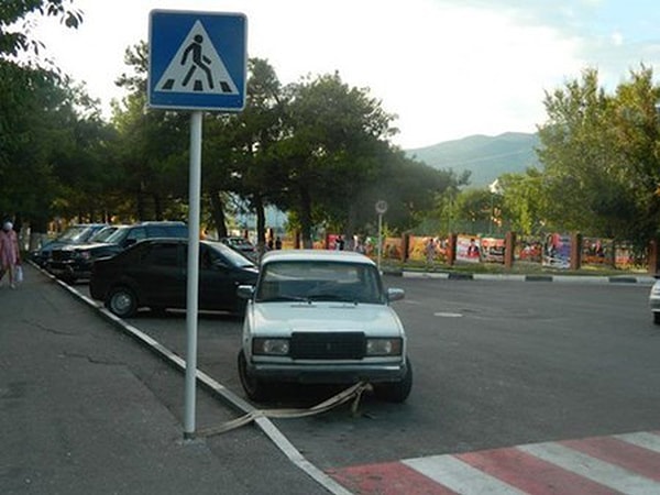 2. Ну он же привязал машину к столбу — теперь ее точно никто не угонит!