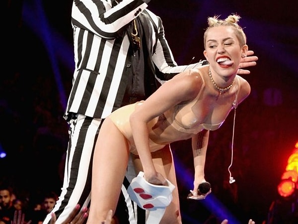 4. ...провокационное поведение на сцене,...