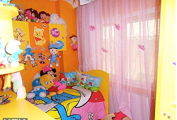 4. Çocuk odası diğer odalardan biraz daha farklı ama dolaptaki Tiger resmiyle genel konseptten kaçılmamış.