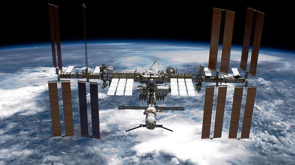 2. Движение Международной космической станции происходит в атмосфере Земли.