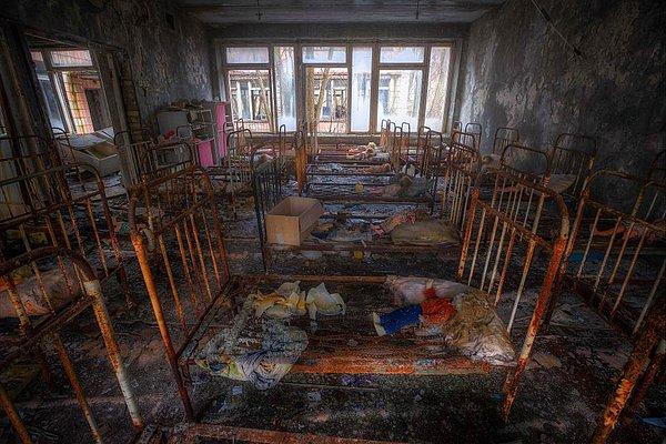 2. Güç santrali ve yakınındaki 50.000 kişiye ev sahipliği yapmış Pripyat kasabası tahliye edildikten sonra geriye kalanlar 32 yıldır dokunulmamış halde duruyorlar.