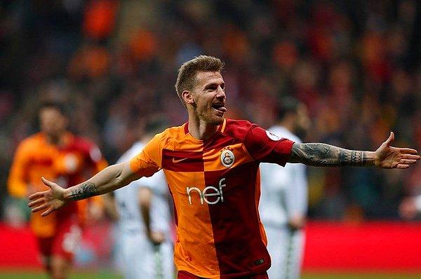 Galatasaray, Serdar Aziz'i Bursaspor'dan 4.5 milyon euro karşılığında transfer etmişti. 3 sezonda 51 maça çıkan Serdar Aziz'in 5 gollük katkısı bulunuyor.