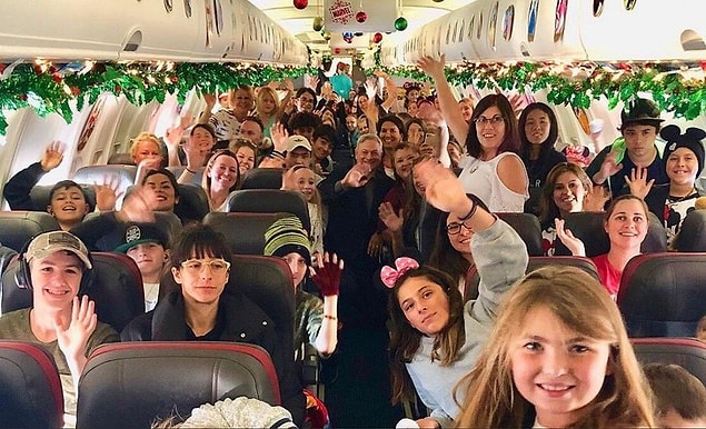6. "Oyuncu Gary Sinise, 1000 tane ABD'li şehit çocuğunu Noel için Disney World'e götürdü."
