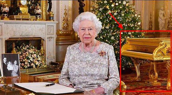 Fakat Kraliçe Elizabeth’in arkasında görünen piyanonun Irak Savaşı sonrası Saddam Hüseyin’in sarayından Buckingham Sarayı’na getirildiği iddiası doğru değil.
