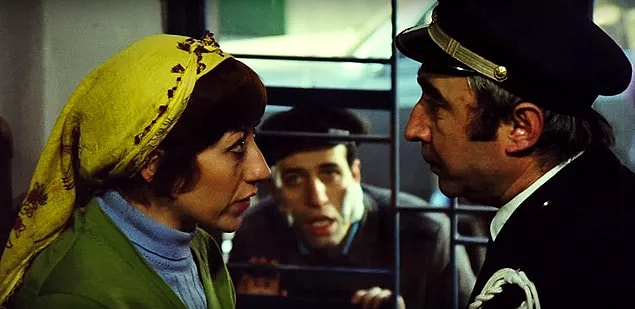 Abileri illegal işlerden kazanç sağlayan, temizlikçilik yaparak ailesine bakan Hacer, Zabıta Amiri Şakir ile aslında aşık olduğu için değil, statü kazanmak için evlenmek istemektedir. Memuriyet, işte tam da bu dönemlerde büyük bir itibar kazanmıştır ülkede.