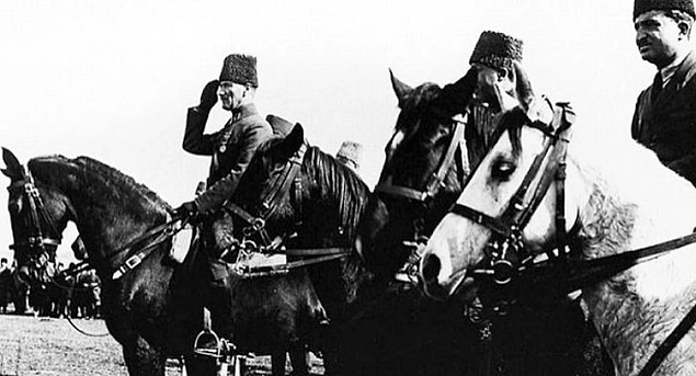 Takvimler 9 Eylül 1922'yi gösterdiğinde Türk ulusunun büyük rüyası gerçek olur. Türk ordusu, İzmir'e girmiş ve Kurtuluş Savaşı'nı başladığı yerde bitirmiştir. Bağımsızlık, şanlı bir zafer ile gelmiştir.