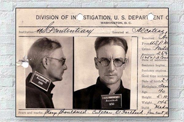 9. 1945 yılında John Giles, üzerine çamaşırhaneden aldığı başka bir üniformayı giyerek kaçmayı başardı sayılabilir.