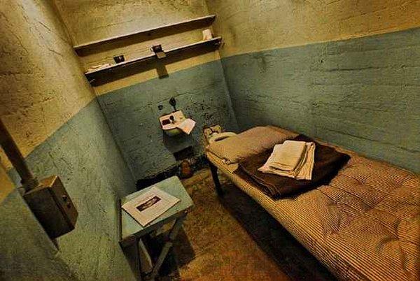 10. Resmi kayıtlara göre, Alcatraz'dan kimse kaçamadı.
