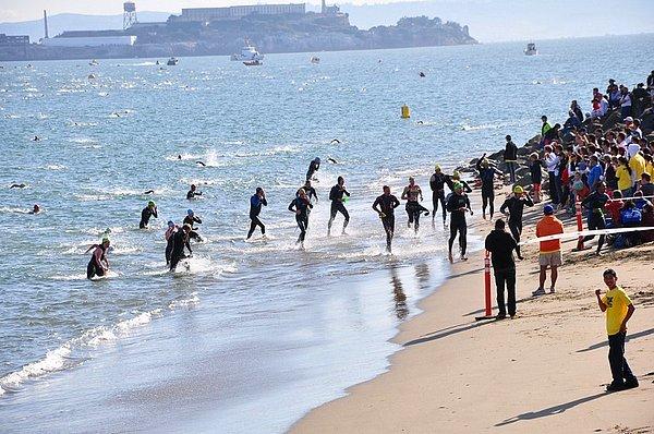 12. Yıllık olarak yapılan Alcatraz Triathlon'u ilk olarak 1980'de düzenlendi.