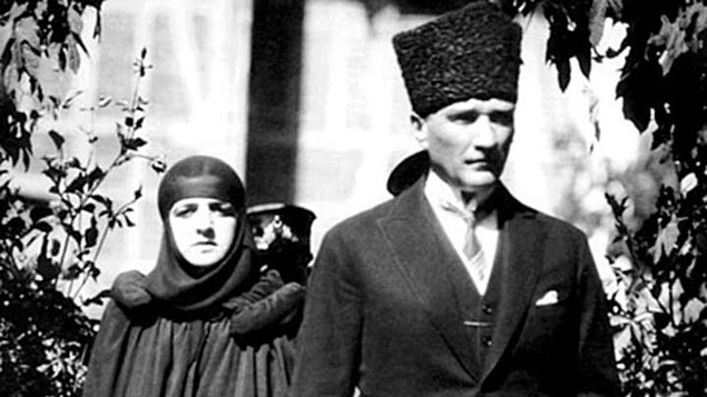 Dönüşten bir gün önce, sabah evden çıkan Paşa, Latife Hanım'a akşam yemeğinde sadece ikisinin olacağını söyler ve bu sabah yatağını onun toplamasını ister.