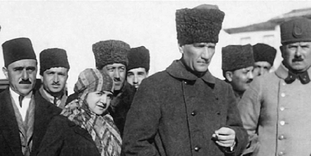 Yemekte Paşa bir yanıt bekler ancak Latife Hanım'ın durumdan habersiz olduğunu fark eder. Odadan fotoğrafı getirmesini ister.