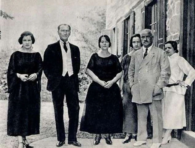 20 Ocak 1923'te Uşakizade Köşkü'nde kıyılan nikah ile evlenirler. Paşa'nın şahitliğini Fevzi Çakmak ve Kazım Karabekir, Latife Hanım'ın şahitliğini ise Abdülhalik Renda ve Salih Bozok yapar.