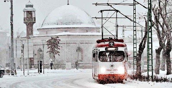 Bugün yoğun bir şekilde devam eden kar yağışı sonrasında Konya'nın bazı ilçelerinde hayat durma noktasına geldi.
