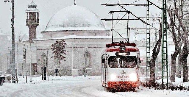 Bugün yoğun bir şekilde devam eden kar yağışı sonrasında Konya'nın bazı ilçelerinde hayat durma noktasına geldi.