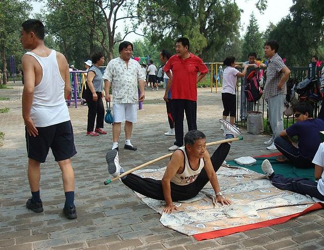 6. Team exercises in the open air help Chinese people stay in good shape.