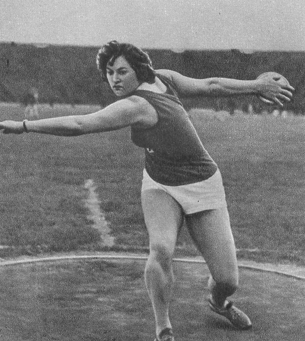 3. Какая спортсменка принесла СССР первую олимпийскую золотую медаль?