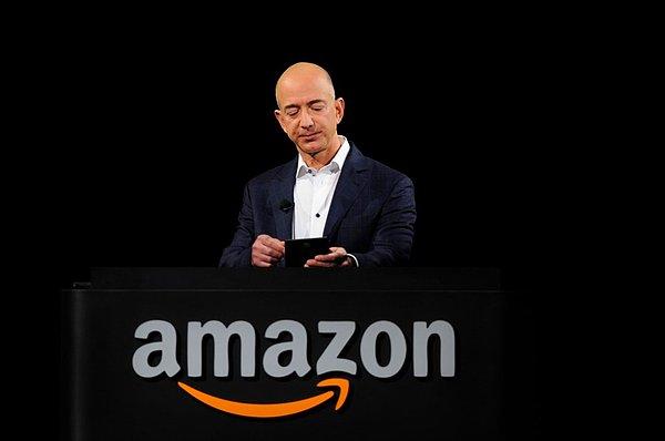 Jeff Bezos hakkında minik bir iki şey söyleyip başlayalım. Dünyanın en çok konuştuğu isimler arasında olan Bezos, ticarete internetten kitap satarak başladı.