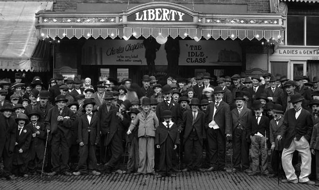 11. Bilgi bombardımanımıza yakın tarihten ilginç bir bilgiyle devam edelim. Charlie Chaplin, popülaritesinin gitgide arttığı dönemlerde bir çılgınlık yapmaya karar vermiş ve San Francisco'da düzenlenen bir "Charlie Chaplin Benzerleri" yarışmasına katılmıştı.