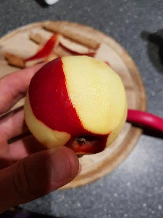 1. Pikselli görünecek şekilde soyulan elma: