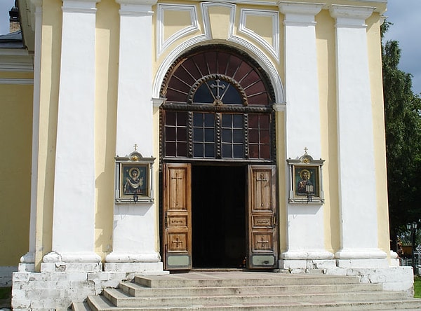 11. Как называется колонна, которая наполовину "вросла" в стену?