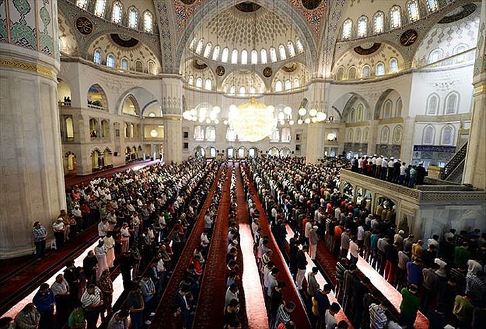 Namaz ve Dua ile Puan Toplayacaklar: MEB Yarıyılda Öğrencileri Camiye Götürüyor