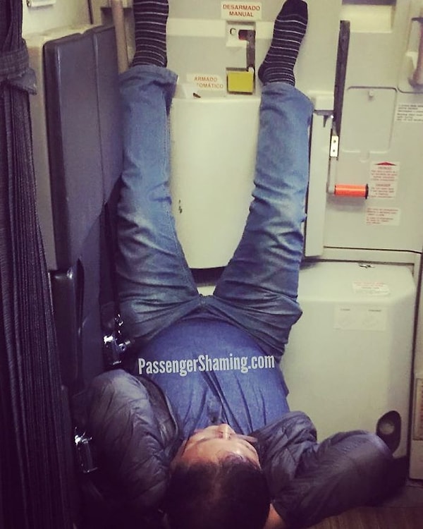 21. Этого парня, расположившегося у откидного сиденья стюардессы в такой удобной позе, пришлось оттуда буквально выгонять. Уходить от не хотел