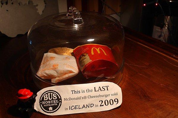 11. İzlanda'da hiç McDonald's yok. En sonuncusu 2009'da kapanmış. Orada satılan son cheeseburger!