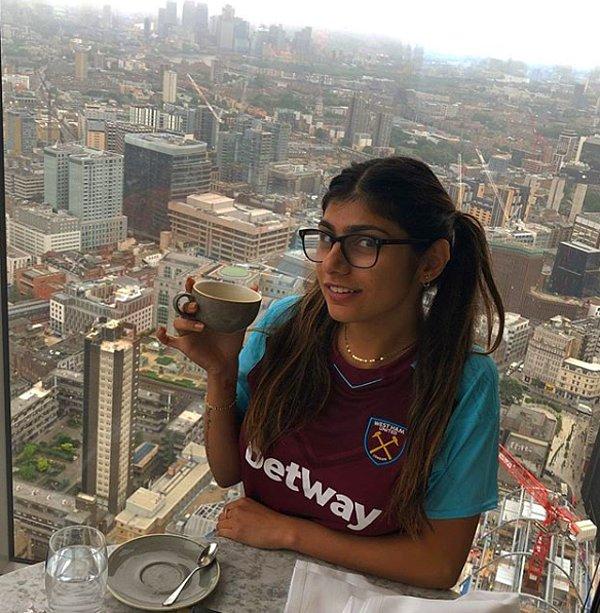 Sıkı bir Premier Lig takipçisi ve West Ham United taraftarı olan Mia, sosyal medya paylaşımlarında sürekli onlara desteklerini gönderiyordu.