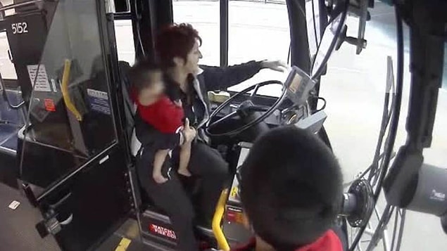 Annenin zihinsel bir kriz geçirdikten sonra çocuğun kaybolduğunu düşünen yetkililer olaydan sonra çocuğu babasına teslim ettiler.