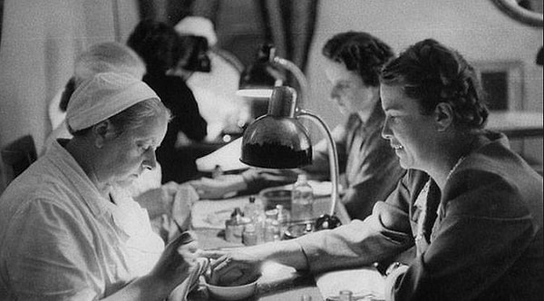 12. Маникюр в салоне