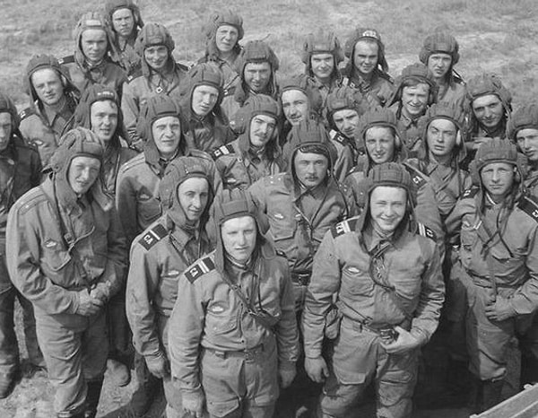 3. Как должны были отвечать советские солдаты командирам, которые их похвалили?