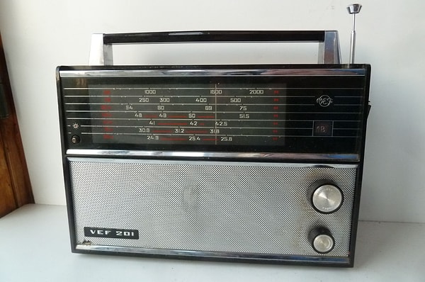 8. А каждое утро по радио выходила популярная детская передача под названием…